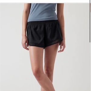 Athleta mesh racer run short 4’’ Black Size M